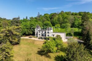 Prime Culinary Turnkey Investment Opportunity: A Michelin-Calibre Gastronomic Restaurant & Luxury Suites near Périgueux