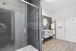 Prime Culinary Turnkey Investment Opportunity: A Michelin-Calibre Gastronomic Restaurant & Luxury Suites near Périgueux