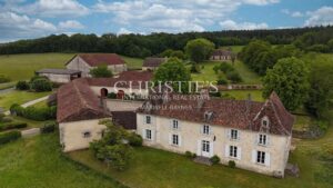 An exceptional estate in the Dordogne: an 18th-century manor house, a horse-riding estate and a lifestyle immersed in nature