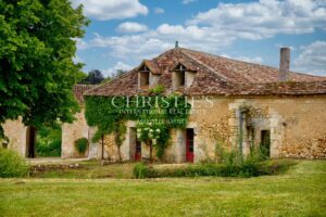 An exceptional estate in the Dordogne: an 18th-century manor house, a horse-riding estate and a lifestyle immersed in nature