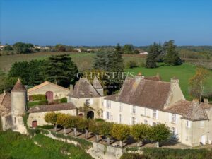Exceptionnel domaine près de Saint-Emilion comprenant un Château historique entouré de 111 ha dont 7 ha de vignes, parc avec piscine et tennis