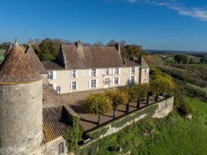 Exceptionnel domaine près de Saint-Emilion comprenant un Château historique entouré de 111 ha dont 7 ha de vignes, parc avec piscine et tennis