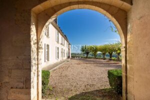 Exceptionnel domaine près de Saint-Emilion comprenant un Château historique entouré de 111 ha dont 7 ha de vignes, parc avec piscine et tennis