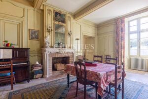 Exceptionnel domaine près de Saint-Emilion comprenant un Château historique entouré de 111 ha dont 7 ha de vignes, parc avec piscine et tennis