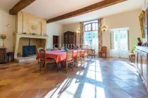 Exceptionnel domaine près de Saint-Emilion comprenant un Château historique entouré de 111 ha dont 7 ha de vignes, parc avec piscine et tennis