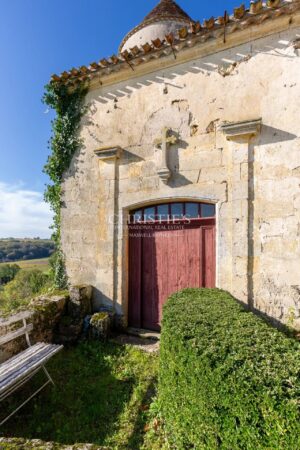 Exceptionnel domaine près de Saint-Emilion comprenant un Château historique entouré de 111 ha dont 7 ha de vignes, parc avec piscine et tennis