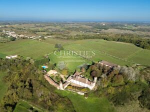 Exceptionnel domaine près de Saint-Emilion comprenant un Château historique entouré de 111 ha dont 7 ha de vignes, parc avec piscine et tennis
