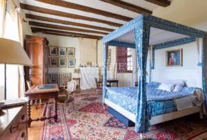 Exceptionnel domaine près de Saint-Emilion comprenant un Château historique entouré de 111 ha dont 7 ha de vignes, parc avec piscine et tennis