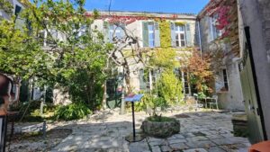 ENSEMBLE IMMOBILIER SUR LE PORT DE LA FLOTTE-EN-RE