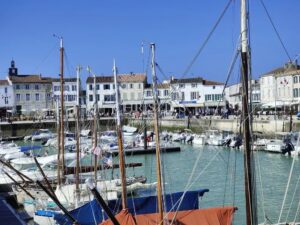 ENSEMBLE IMMOBILIER SUR LE PORT DE LA FLOTTE-EN-RE