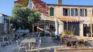 ENSEMBLE IMMOBILIER SUR LE PORT DE LA FLOTTE-EN-RE