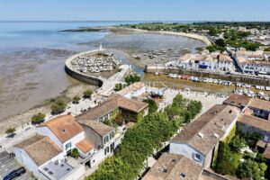 ENSEMBLE IMMOBILIER SUR LE PORT DE LA FLOTTE-EN-RE