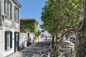 ENSEMBLE IMMOBILIER SUR LE PORT DE LA FLOTTE-EN-RE