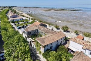 PROPERTY COMPLEX AT THE PORT OF LA FLOTTE-EN-RE
