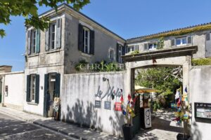 ENSEMBLE IMMOBILIER SUR LE PORT DE LA FLOTTE-EN-RE