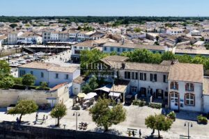 ENSEMBLE IMMOBILIER SUR LE PORT DE LA FLOTTE-EN-RE