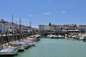 ENSEMBLE IMMOBILIER SUR LE PORT DE LA FLOTTE-EN-RE