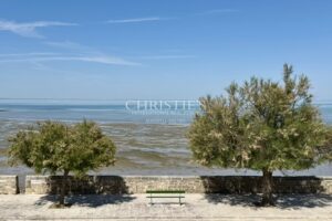 ENSEMBLE IMMOBILIER SUR LE PORT DE LA FLOTTE-EN-RE