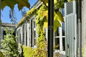 ENSEMBLE IMMOBILIER SUR LE PORT DE LA FLOTTE-EN-RE