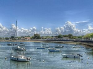 ENSEMBLE IMMOBILIER SUR LE PORT DE LA FLOTTE-EN-RE