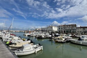 ENSEMBLE IMMOBILIER SUR LE PORT DE LA FLOTTE-EN-RE
