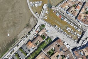 ENSEMBLE IMMOBILIER SUR LE PORT DE LA FLOTTE-EN-RE