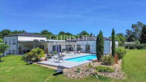 Paradis Contemporain : Villa Durable avec Piscine et Grand Jardin