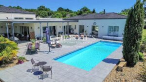 Paradis Contemporain : Villa Durable avec Piscine et Grand Jardin