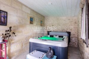 Character estate dating from the 18th century in the heart of Saint-Estèphe