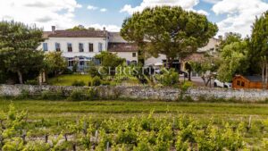 Character estate dating from the 18th century in the heart of Saint-Estèphe