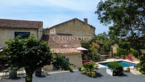 Domaine de caractère du XVIIIe siècle au cœur de Saint-Estèphe