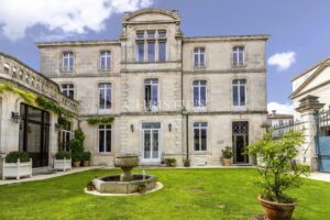 Hôtel Particulier d’Exception à Rochefort, face à la Corderie Royale
