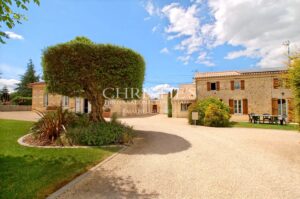 Domaine de charme avec chalet et trois gîtes. Secteur nord gironde