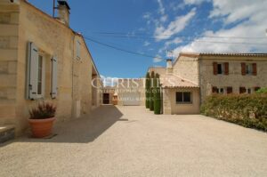 Domaine de charme avec chalet et trois gîtes. Secteur nord gironde