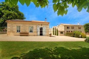 Domaine de charme avec chalet et trois gîtes. Secteur nord gironde