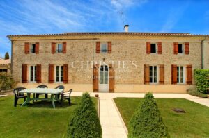 Domaine de charme avec chalet et trois gîtes. Secteur nord gironde