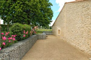 Domaine de charme avec chalet et trois gîtes. Secteur nord gironde