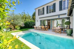 Maison coeur de village avec piscine et garage
