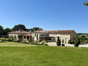 Une belle propriété de style chartreuse offrant une vue imprenable sur la campagne du Gers