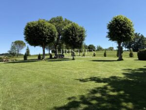 Une belle propriété de style chartreuse offrant une vue imprenable sur la campagne du Gers