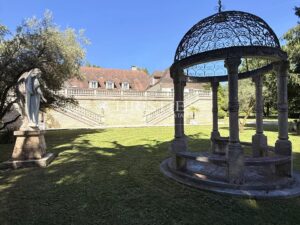 Une chartreuse d’exception aux allures de château, au cœur du Périgord Vert