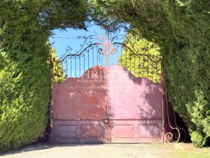 Une chartreuse d’exception aux allures de château, au cœur du Périgord Vert