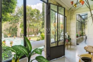 BORDEAUX / Saint-Genès : hôtel particulier avec garage, piscine et jardin