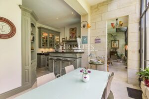 BORDEAUX / Saint-Genès : hôtel particulier avec garage, piscine et jardin