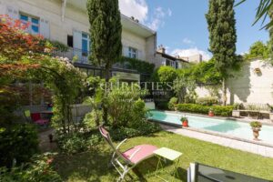 BORDEAUX / Saint-Genès : hôtel particulier avec garage, piscine et jardin