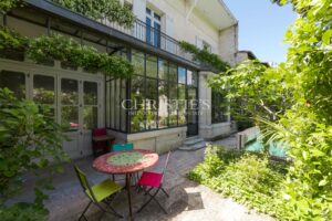 BORDEAUX / Saint-Genès : hôtel particulier avec garage, piscine et jardin