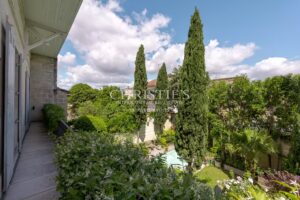 BORDEAUX / Saint-Genès : hôtel particulier avec garage, piscine et jardin