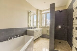 BORDEAUX / Saint-Genès : hôtel particulier avec garage, piscine et jardin