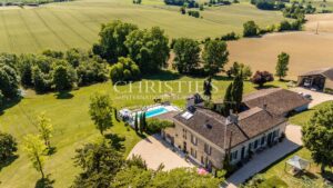 Domaine du Manoir de Tournesol : Un refuge pittoresque avec une piscine et un lac tranquille, offrant des vues à couper le souffle