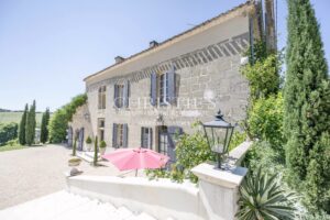 Domaine du Manoir de Tournesol : Un refuge pittoresque avec une piscine et un lac tranquille, offrant des vues à couper le souffle